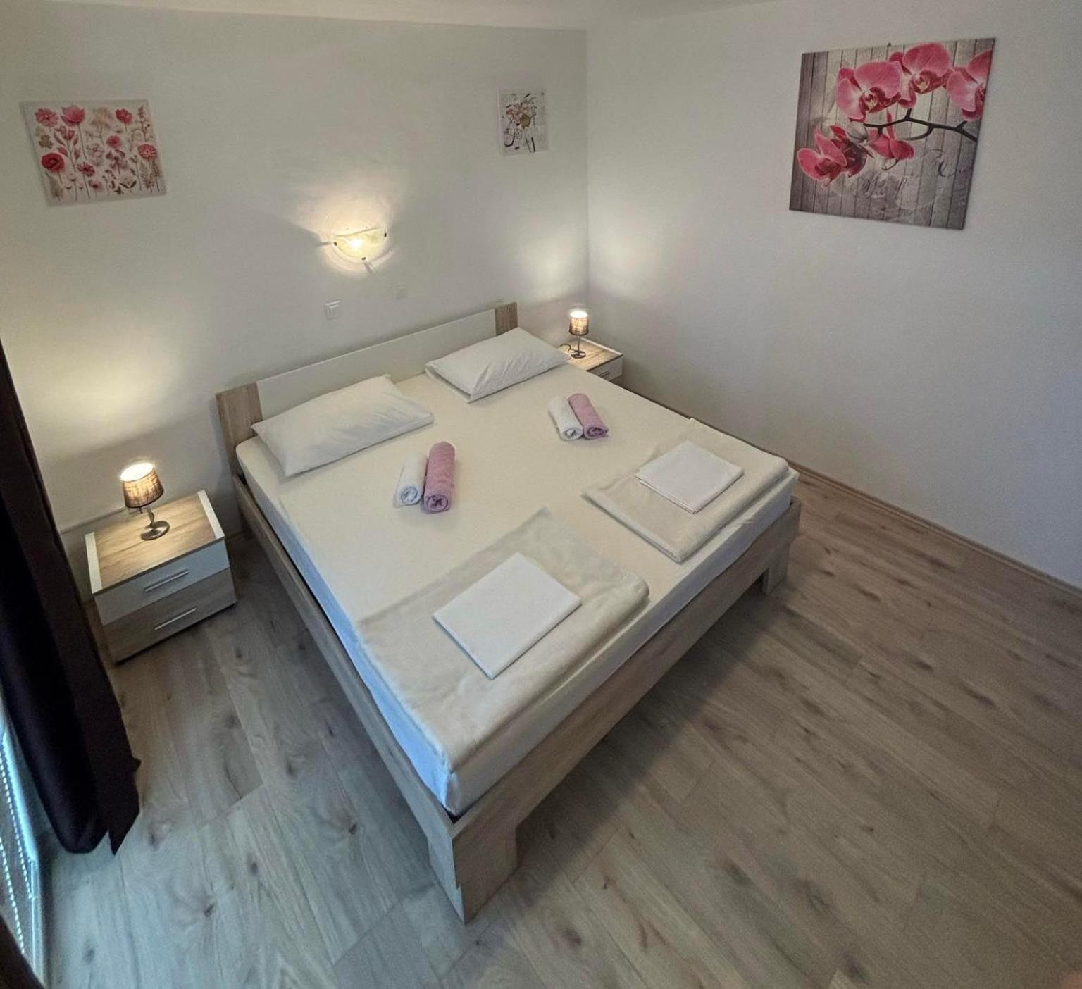 Apartments Lota สตารีกราด-ปาเคลนีซา ภายนอก รูปภาพ