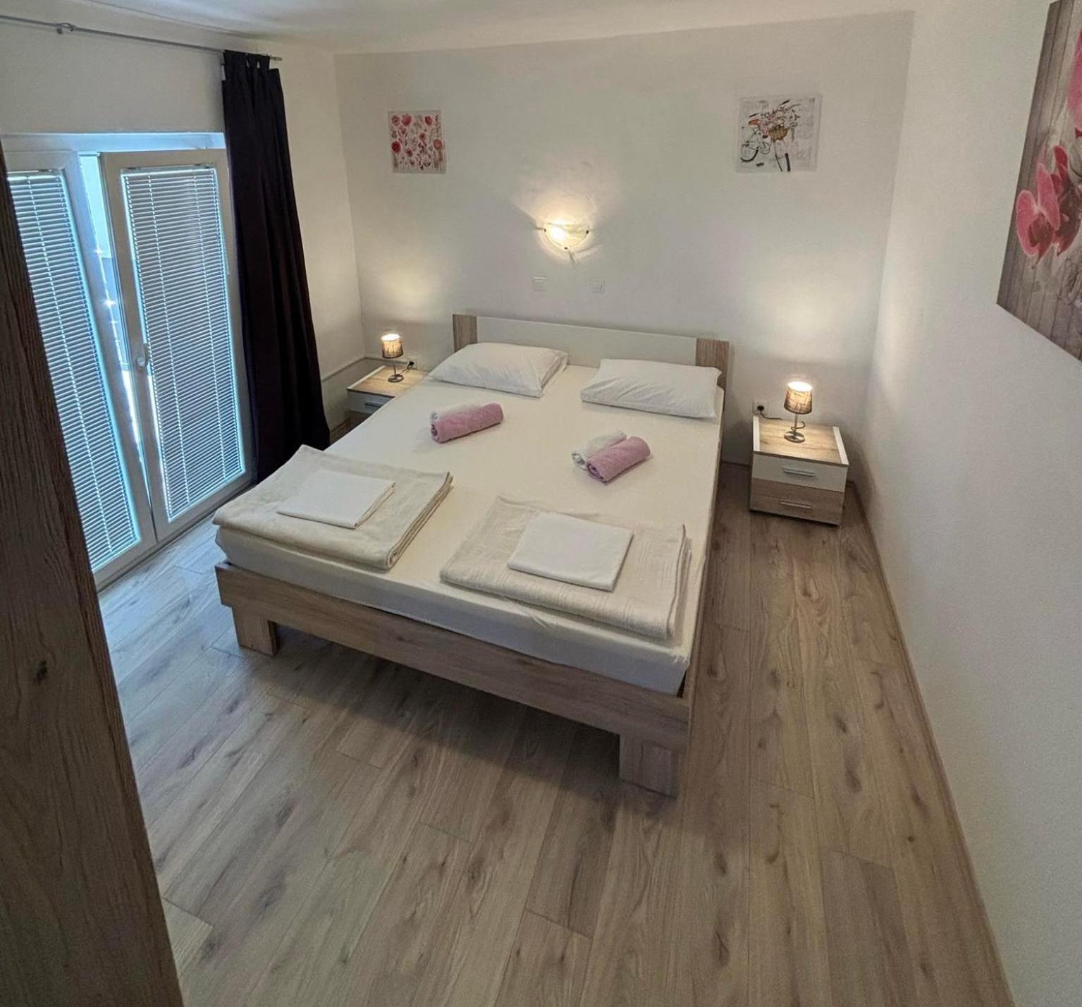 Apartments Lota สตารีกราด-ปาเคลนีซา ภายนอก รูปภาพ