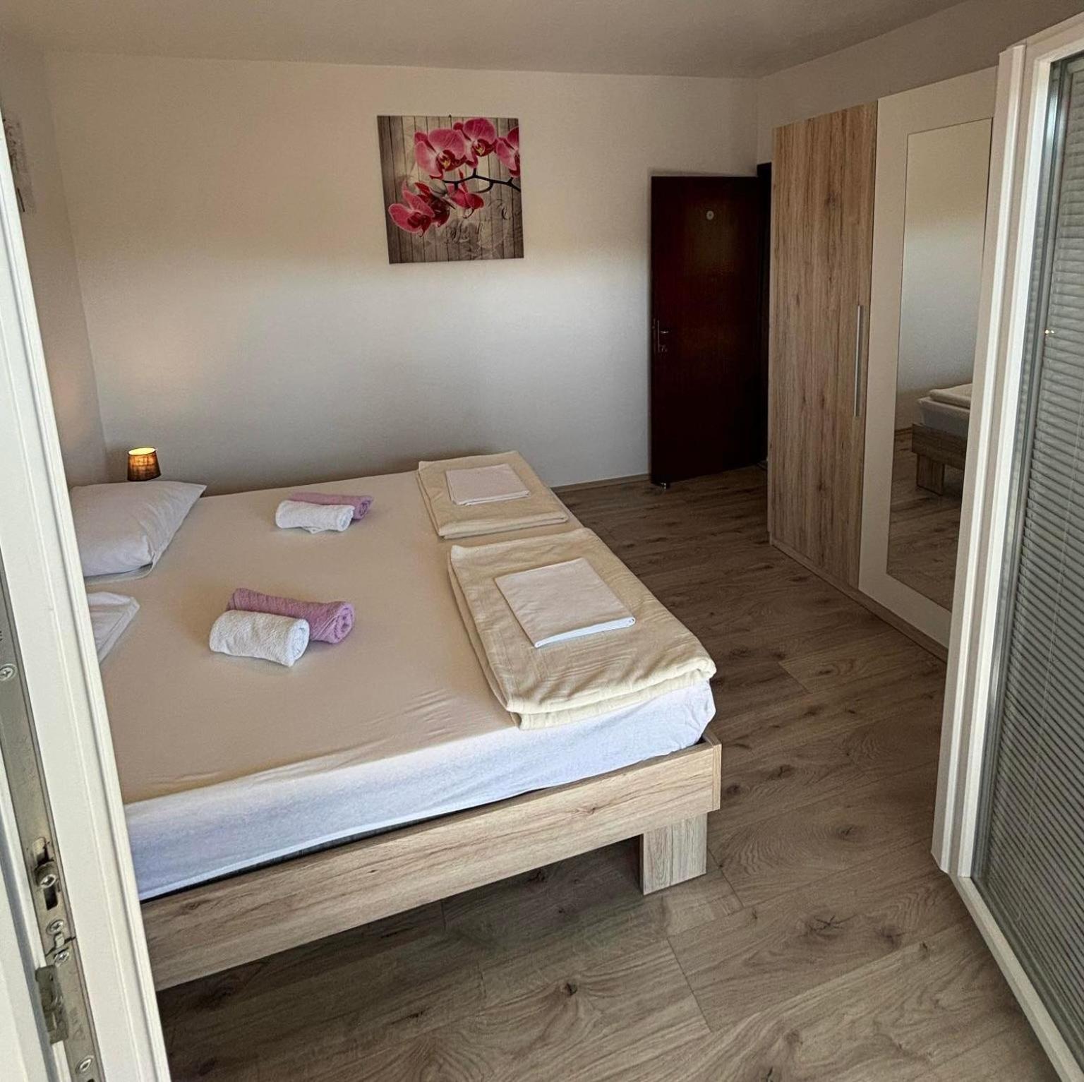 Apartments Lota สตารีกราด-ปาเคลนีซา ภายนอก รูปภาพ