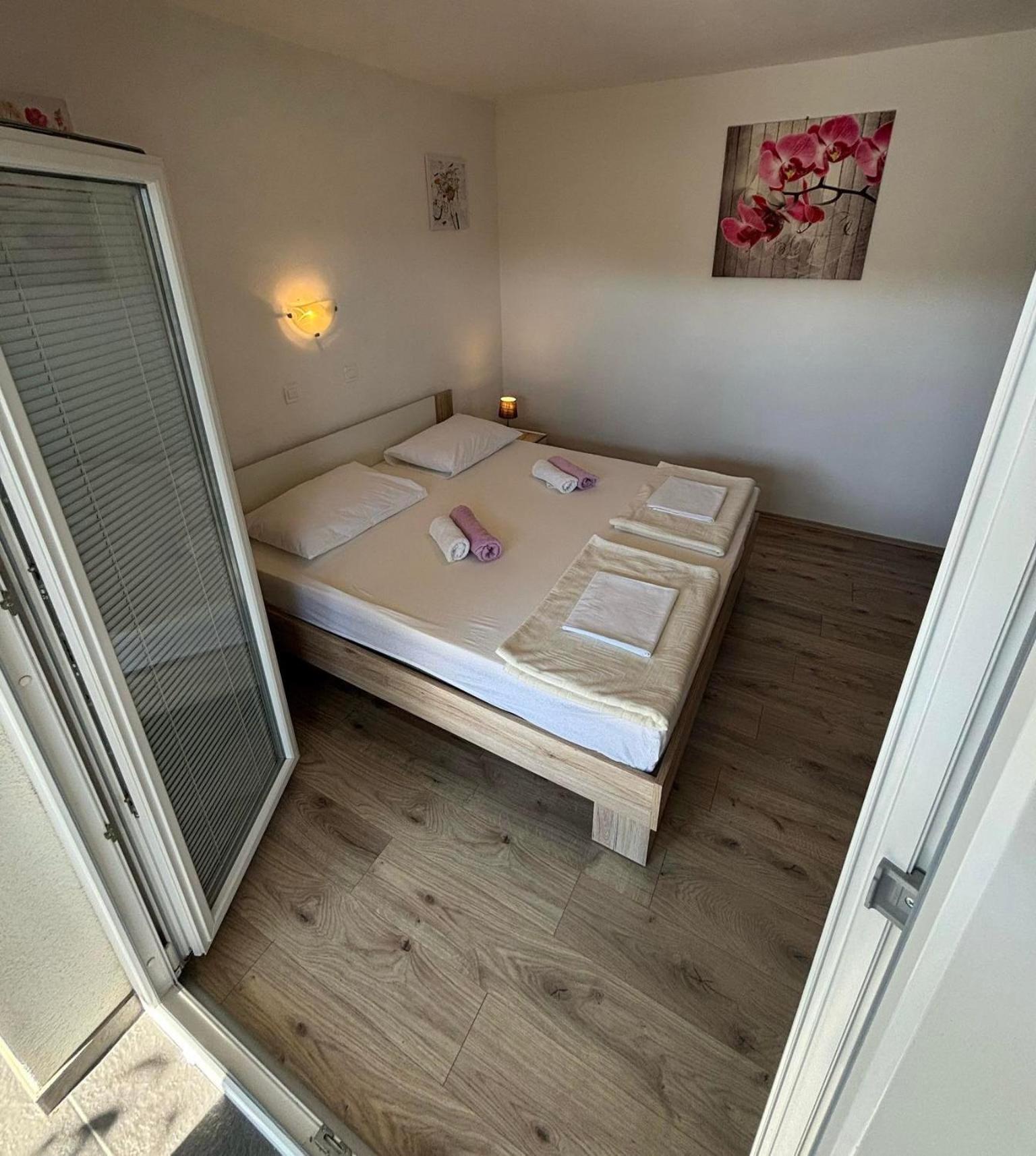 Apartments Lota สตารีกราด-ปาเคลนีซา ภายนอก รูปภาพ